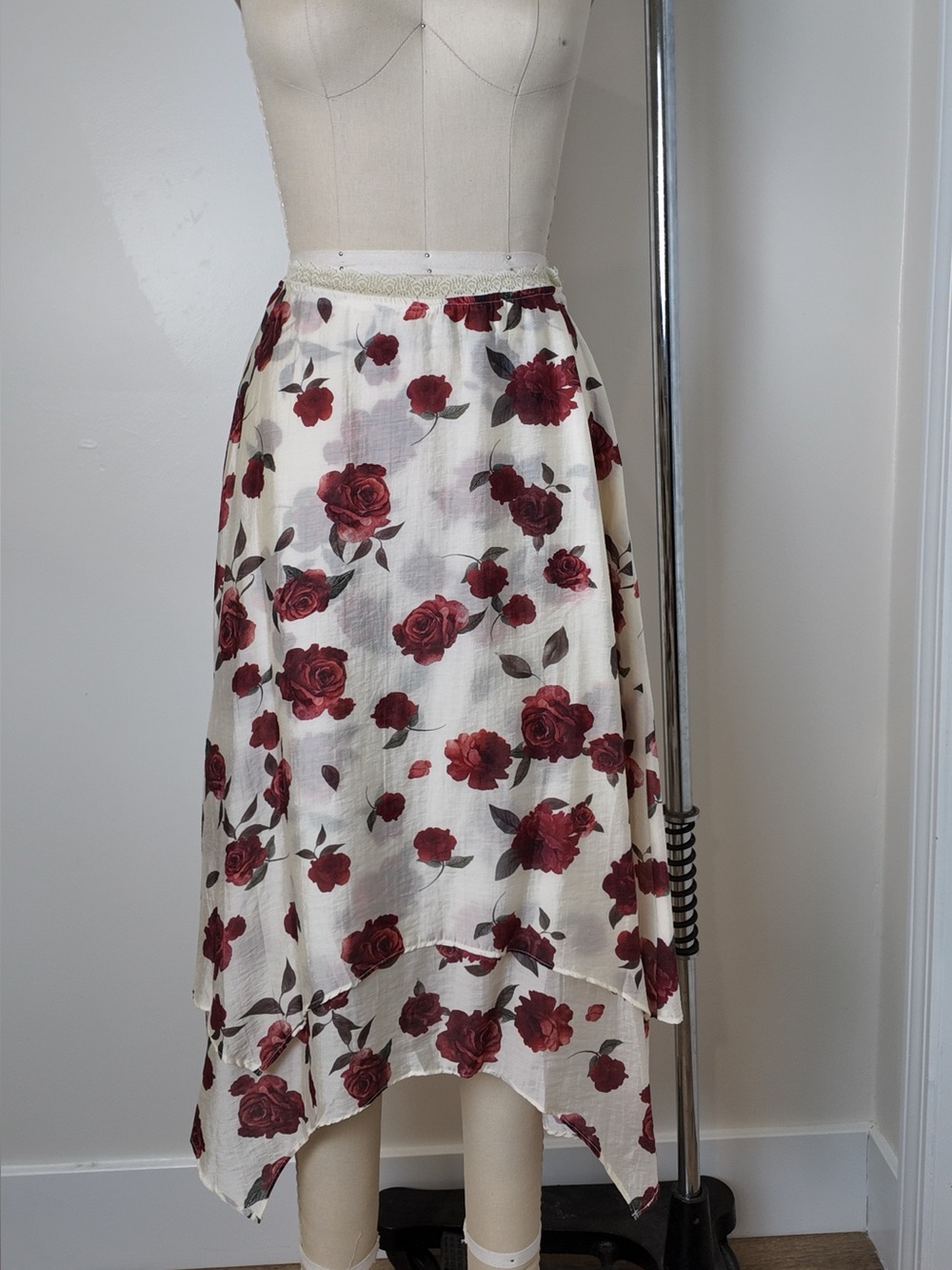 emory park Cream Midi Skirt with Red Rose Print